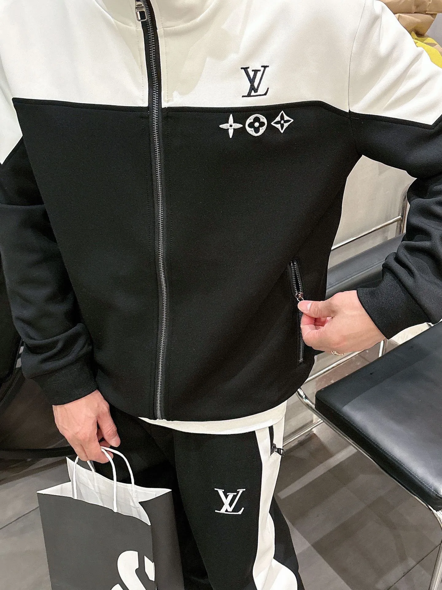[LV Louis Vuitton] Hot-selling suit is coming. Focus on the original version of the official website. 2025 new hot-selling cardigan and sweatshirt suit. The original order is the best 🇭🇰. It is the meticulous work of top designers. It has a fitting and perfect upper body effect. All-natural high-quality Tencel Roman cotton 100%, close-fitting comfort, noble and elegant! Original hardware embodies elegance and nobility! Counter size: M-3XL (maximum wear up to 190 pounds)